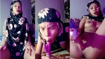 Anggi Berjilbab Menggairahkan Mengocok Memek Di Kamar Sendiri