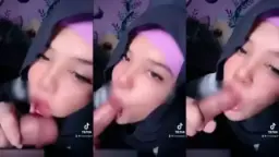 Hijab Menggoda Sepong Kontol Dildo