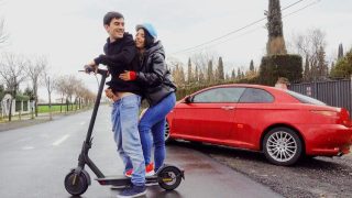 Mofos – Genit Di Atas Skuter