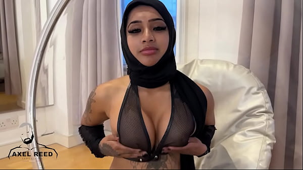 Gadis Muslim Berjilbab Digencet Ganas Oleh Cowok Berotot