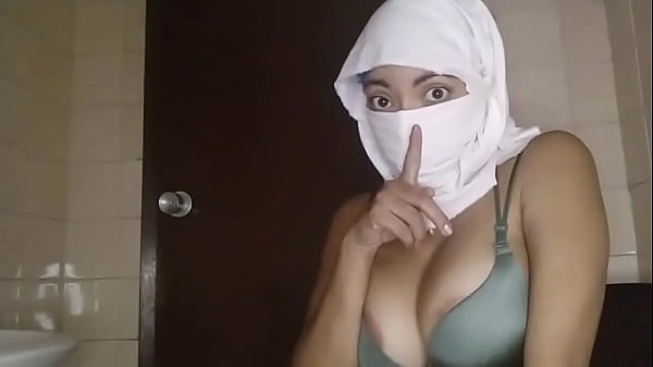 Istri Muslim Arab Tersesat Menggeliat Kesepian, Menggoyang Paha Dan Memek Basah Diam-diam Saat Suami Pergi