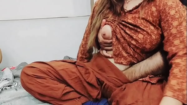 Ibu Tiri Pakistan Ngentot Dubur Di Depan Suami Sementara Ia Mengiris Sayur Dengan Suara Hindi Yang Sangat Hot