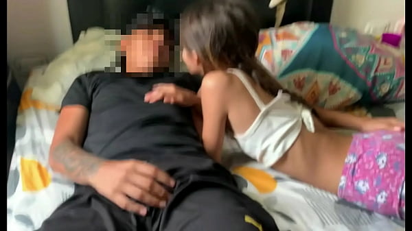 Kakak Tiri Gatal Menggoda Adik Tirinya Saat Orang Tua Pergi – Kisah Panas Mereka Berdua