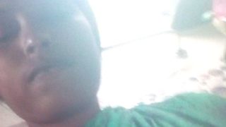 Bengali Sexy Boudi Lagi Pakaian Saree, Jari Main-main Di Chut Sambil Selfie Panas