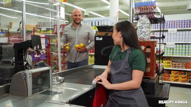 Kimmy Kimm Menggoda Di Lorong Supermarket