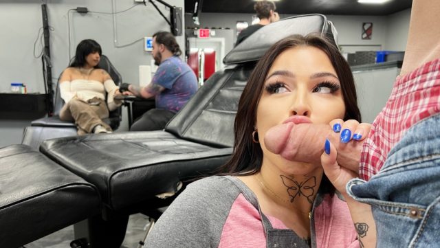 Mofos – Salon Tato, Tempatnya Cewek Seksi Bergoyang Sambil Dicoret Pena Nakal