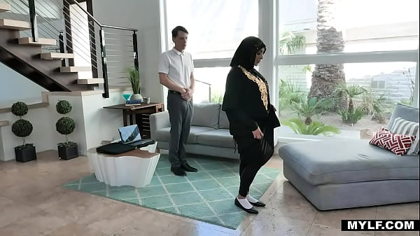 Kylie Kingston, Arab Milf Yang Menggebu Ingin Dijamah Pria Muda