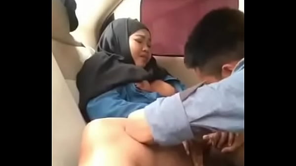 Gadis Berhijab Panas Di Mobil Bareng Pacar