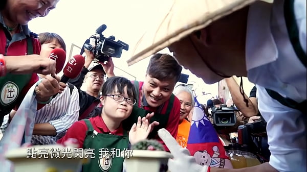 韩国瑜官方频道《点亮微光》mv，撩人夜色中的欲望微光