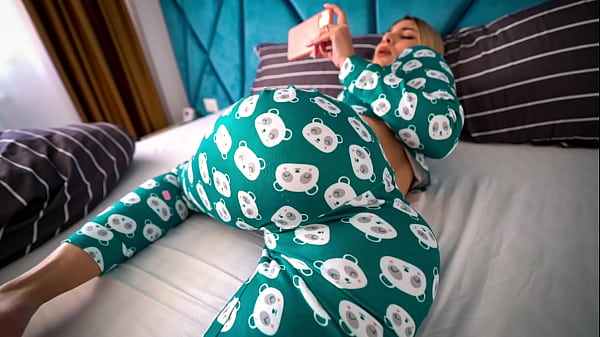 Kakak Tiri Ketahuan Nonton Film Porno, Lalu Kusurga Sampai Klimaks Dan Merengek Minta Ditumpahi Dalam-dalam