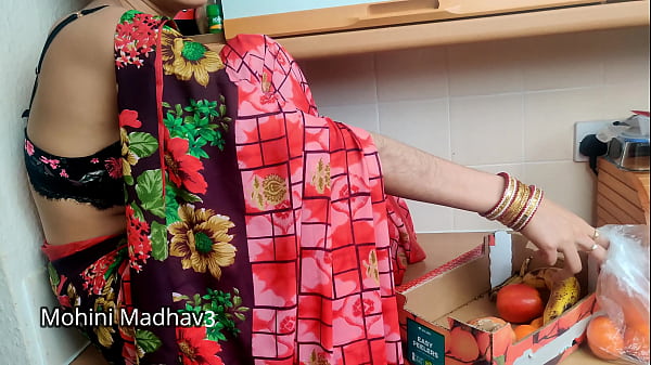 भारतीय देसी फल बेचने वाली रंडी ने ग्राहक से मोलभाव में जोरदार चुदाई की हिंदी ऑडियो