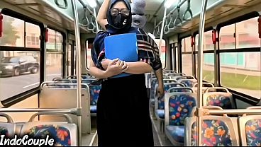 Ibu Muslim Pulang Kampus Naik Bus Sendiri, Langsung Digarap Cowok Bejat Di Atas Hijabnya.