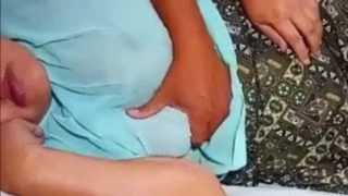 Anak Tiri Meremas-remas Tubuh Ibu Tiri Yang Pura-pura Tidur, Sambil Nikmati Sensasi Panas Di Malam Sepi.