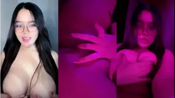 Bella Berkacamata Ngangkang Lebar, Becek Meki Mangga Kebuka.