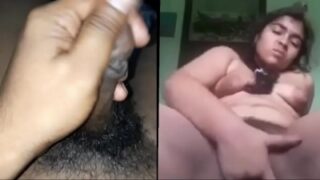 Cewek Cantik Lagi Main Timun India, Basah-basahin Lubangnya.