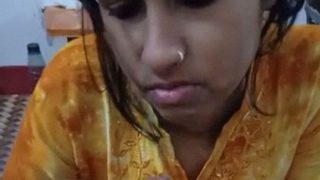 Desi Pembantu Sama Anak Ceweknya Hisap Kontol