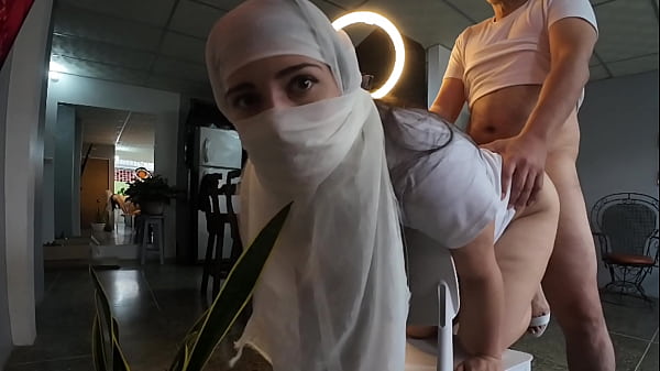Ibu-ibu Berjilbab Minta Diisi Kontol Di Pantatnya Habis Digenjot Keras – Mainan Hijab