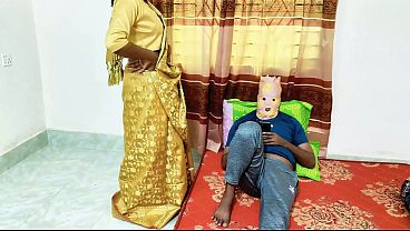 Bhabhi Pakai Saree Desi, Suami Ngaceng Lihat, Langsung Digebukin Di Ranjang.