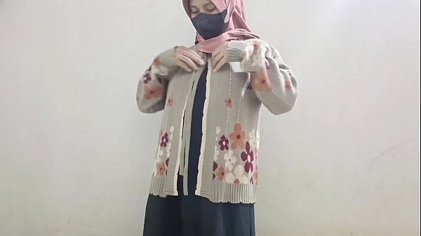 Gadis Hijab Colmek Pakai Timun Basah.