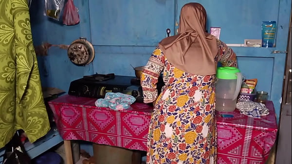 Ngentot Istri Temen Sendiri Pas Lagi Sibuk Masak, Rasanya Makin Nikmat.