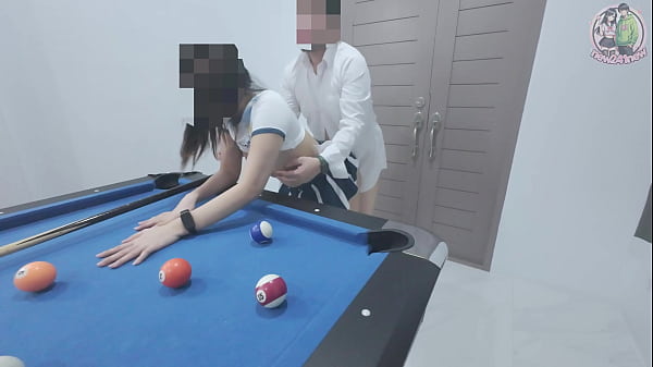 Gadis Thailand Naik Ke Meja Bilyar… Lalu Digebukin Sampai Meraung!