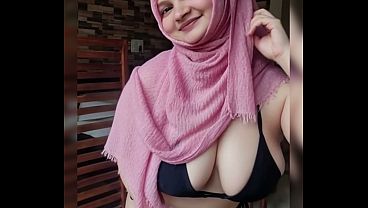 Twerk Montok Pakai Jilbab, Goyangannya Bikin Mabok