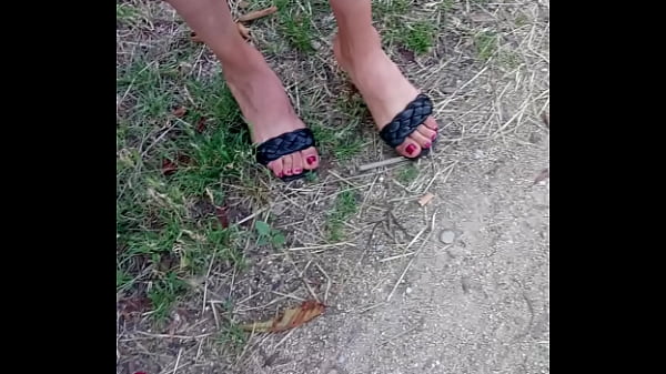 Gadis Arab Montok Siap Digoyang, Jari Kaki Dan Hak Tinggi Bikin Makin Liar.