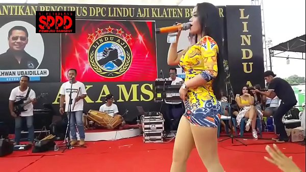 Goyang Sintya Riske Di Panggung, Goyangannya Bikin Makin Pengen
