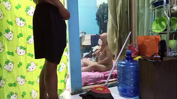 Ngentotin Istri Temen, Sambil Dia Mainin Memek Sendiri