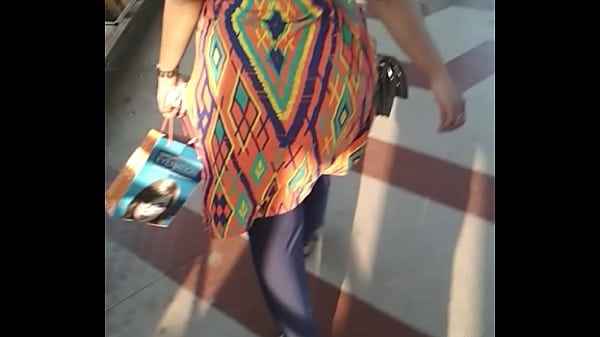 Dengkul Besar Aunty India Jalan Goyang Pantat