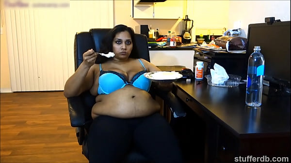 Desi Rose Ngiler Lihat Pie, Mau Dimakan Sambil Digoyang-goyangin.