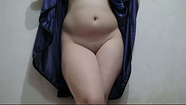 Cewek Indo Pake Lingerie Biru, Jongkok Sambil Colmek, Becek Semua.