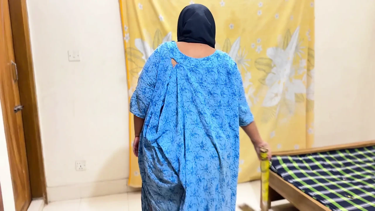 Huge Hanging Milky Tits & Ass Hot Indonesia Muslim Aunty Clean My Room & Try To Seduce Me For Sex