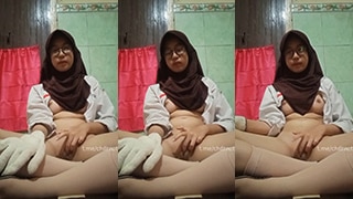 Abg Sma Yuva Pake Seragam Sekolah, Sambil Gesek-gesek Itil Dan Colmek, Bikin Makin Basah.