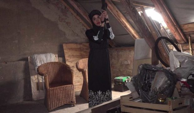 Capri Lmonde, Istri Manis Yang Siap Melayani Suami Sepenuh Hati Dengan Tubuh Basah Kuyup Dan Desahan Mesra.