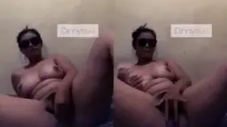 Dinny Sluv Colok Memeknya Pakai Pulpen, Muncrat Sampai Meja