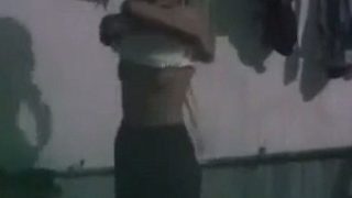Video Pembantu Desi Lagi Mandi, Kamera Tersembunyi, Adegan Basah Bikin Makin Tegang.