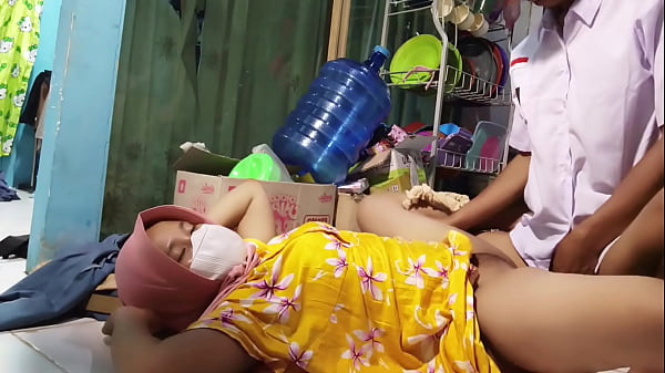 Ibu Tiri Ngajak Ngentot Pas Mau Berangkat Sekolah, Bikin Pagi Makin Panas.