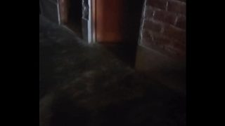 Ibu Muda Single Biarin Gue Masuk Rumahnya Karena Duit, Pelan-pelan Dia Buka Pintu Sambil Pamer Tubuh Seksi.