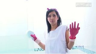 Pembantu Hotel Pake Sarung Tangan Karet, Bungkukin Badan Sambil Nyikat Shower, Bikin Lihat Dari Belakang Bikin Greget.
