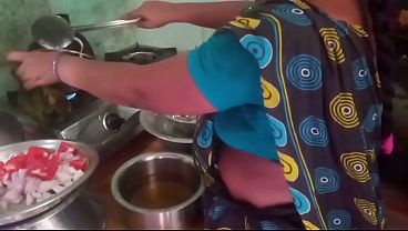 Ibu Rumah Tangga India Lagi Masak Sambil Main Seru Sama Pacar Di Dapur.