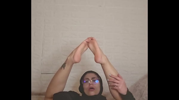 Ibu Rumah Tangga Arab Mia Pamer Kaki Seksi Di Balik Niqab, Koleksi Bikin Mupeng