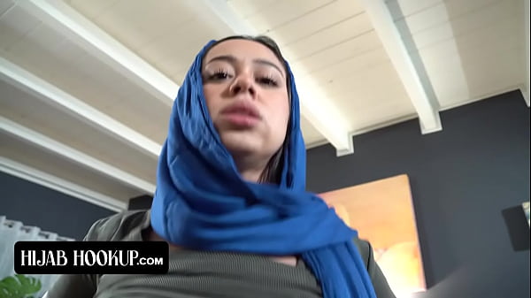 Nakal Banget Sih, Cewek Arab Ini Nyedot Kontol Abang Tirinya Biar Dia Diem Aja Dari Bokap Nyokap Tiri Yang Galak.