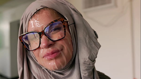 Hijab Cosplay – Ibu Bule Amerika Digojlok Muka Ama Kontol Besar