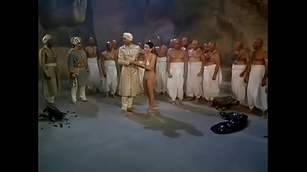 Mandi Keringat Di Kuburan India, Nungging Siap Dimasukin.