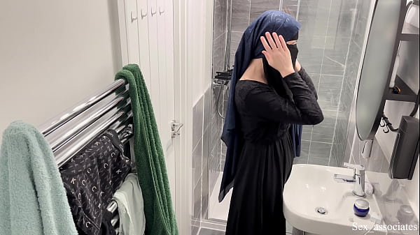 Omg! Gak Nyangka Cewek Arab Bisa Kaya Gitu, Aku Ngintip Cewek Muslim Berhijab Lagi Colmek Di Kamar Mandi.