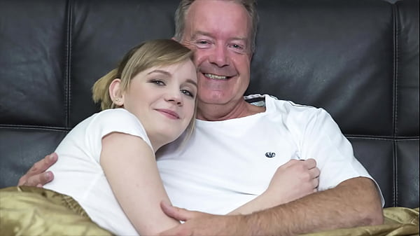 Blonde Seksi Nungging Siap Ditusuk Kontol Kakek Gede