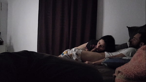 Tia Gatal Sengaja Atur Posisi Biar Bisa Rebahan Bareng Ponakan Di Sofa, Badan Saling Merapat.