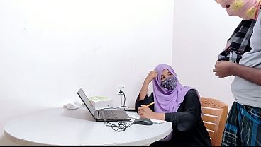 Bankir Hijab Montok Digocok Brutal Petani Desa, Desi Chudai Panas