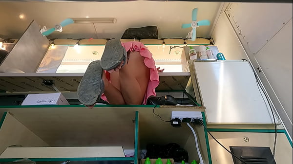 Lihat Tuh Si Jalang, Pas Nunduk Di Meja Bikin Tegang, Crot Dari Bawah Rok.